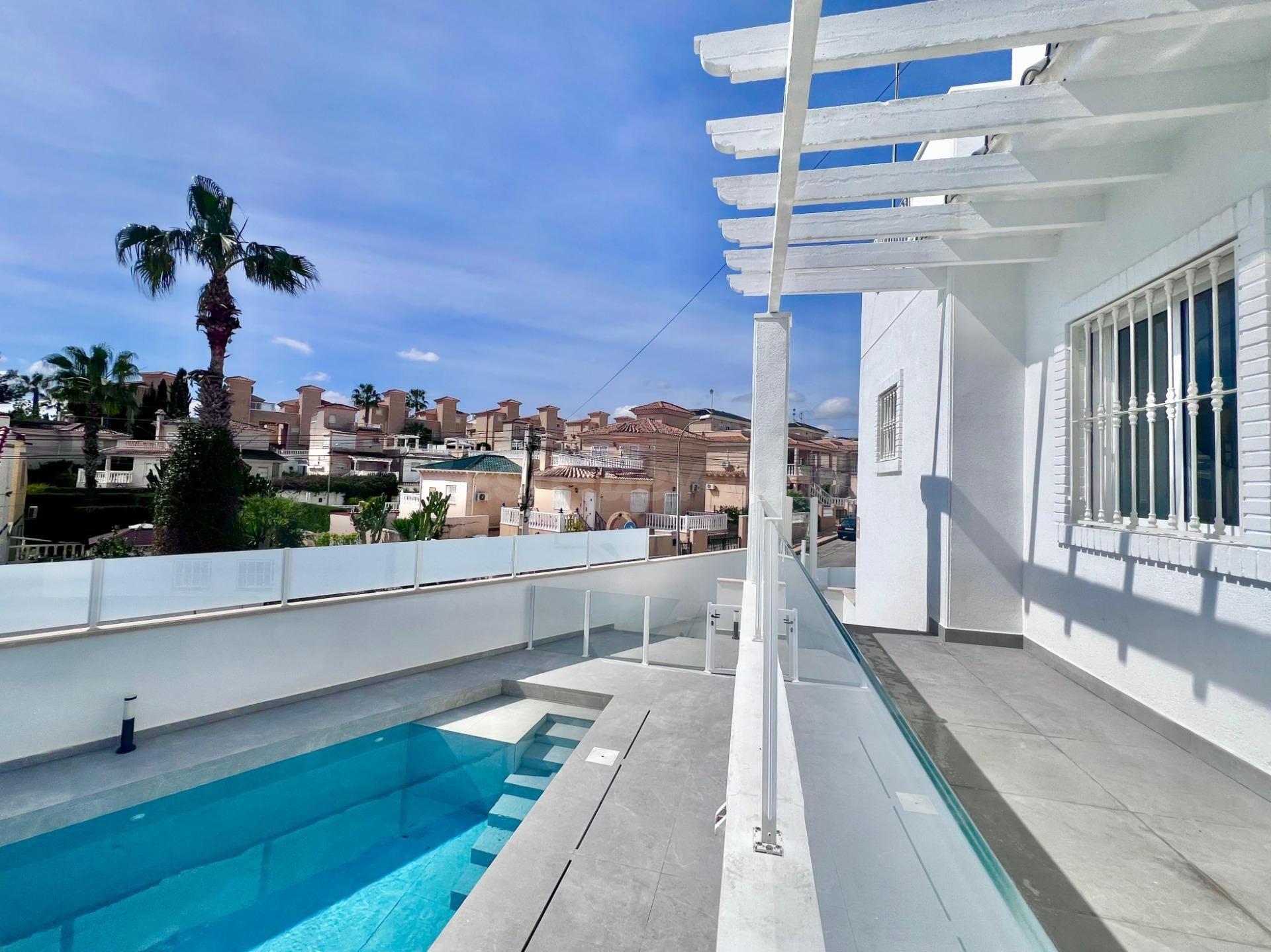 CHALET DE 5 DORMITORIOS Y 4 BAÑOS EN SAN MIGUEL DE SALINAS (ORIHUELA COSTA)