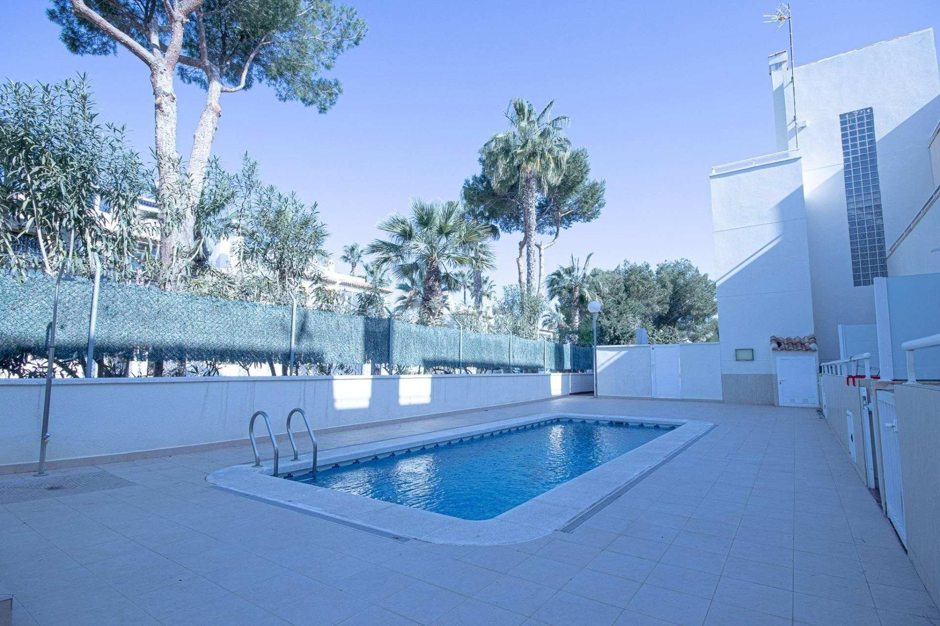 Duplex de 3 dormitorios 2 baños, piscina comunitaria en Orihuela costa ( Los Dolses )¡Tu nuevo hogar en la Costa Blanca!