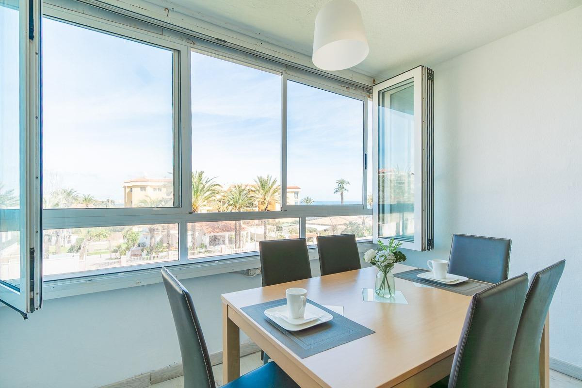 Apartamento de 2 dormitorios y 2 baños en Punta Prima (Orihuela Costa) con vistas al mar ✨