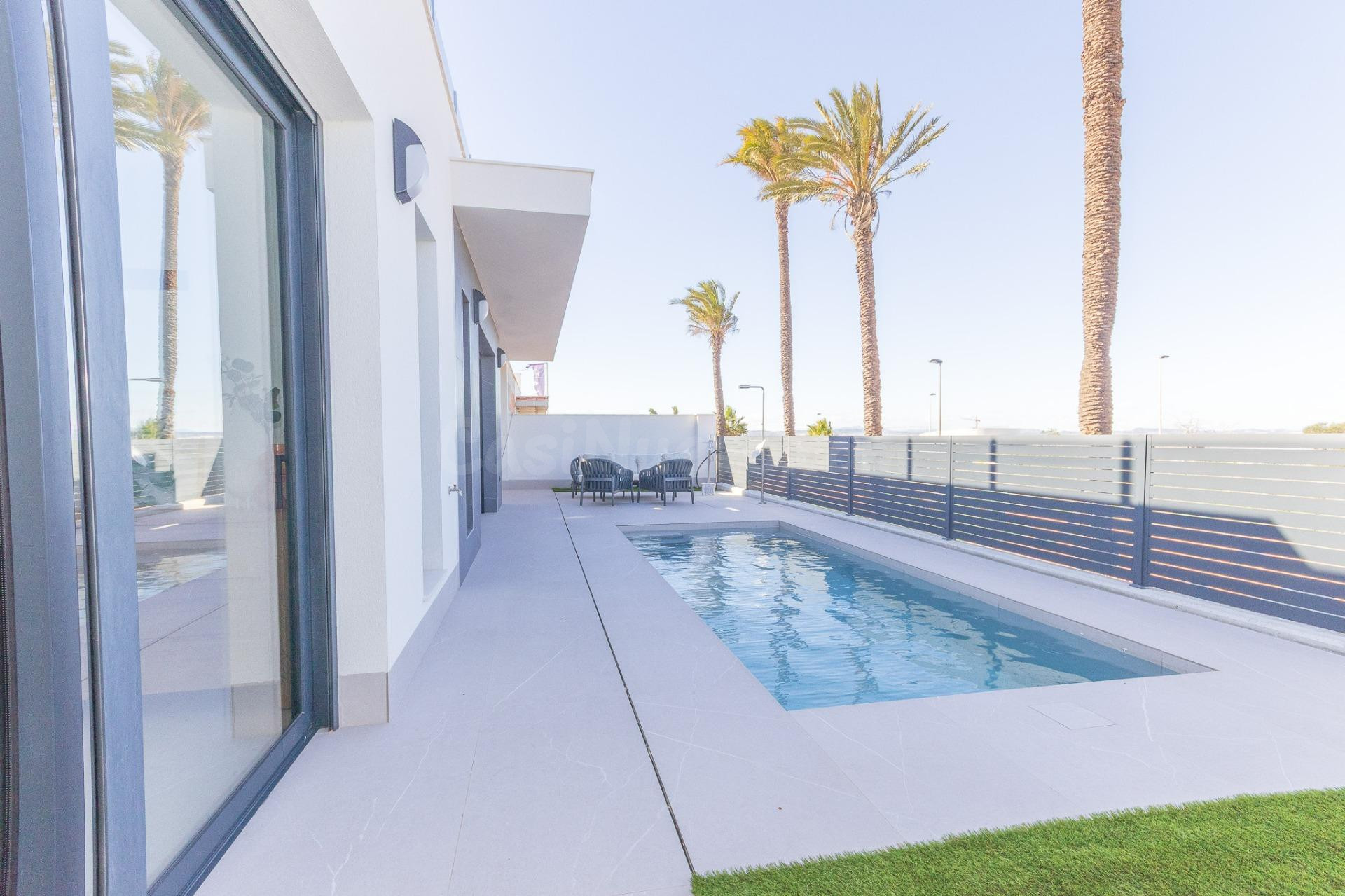 VILLA DE 3 DORMITORIOS 2 BAÑOS, PISCINA PRIVADA, GARAJE, SOLARIUM,  EN TORREVIEJA ( AGUAS NUEVOS )