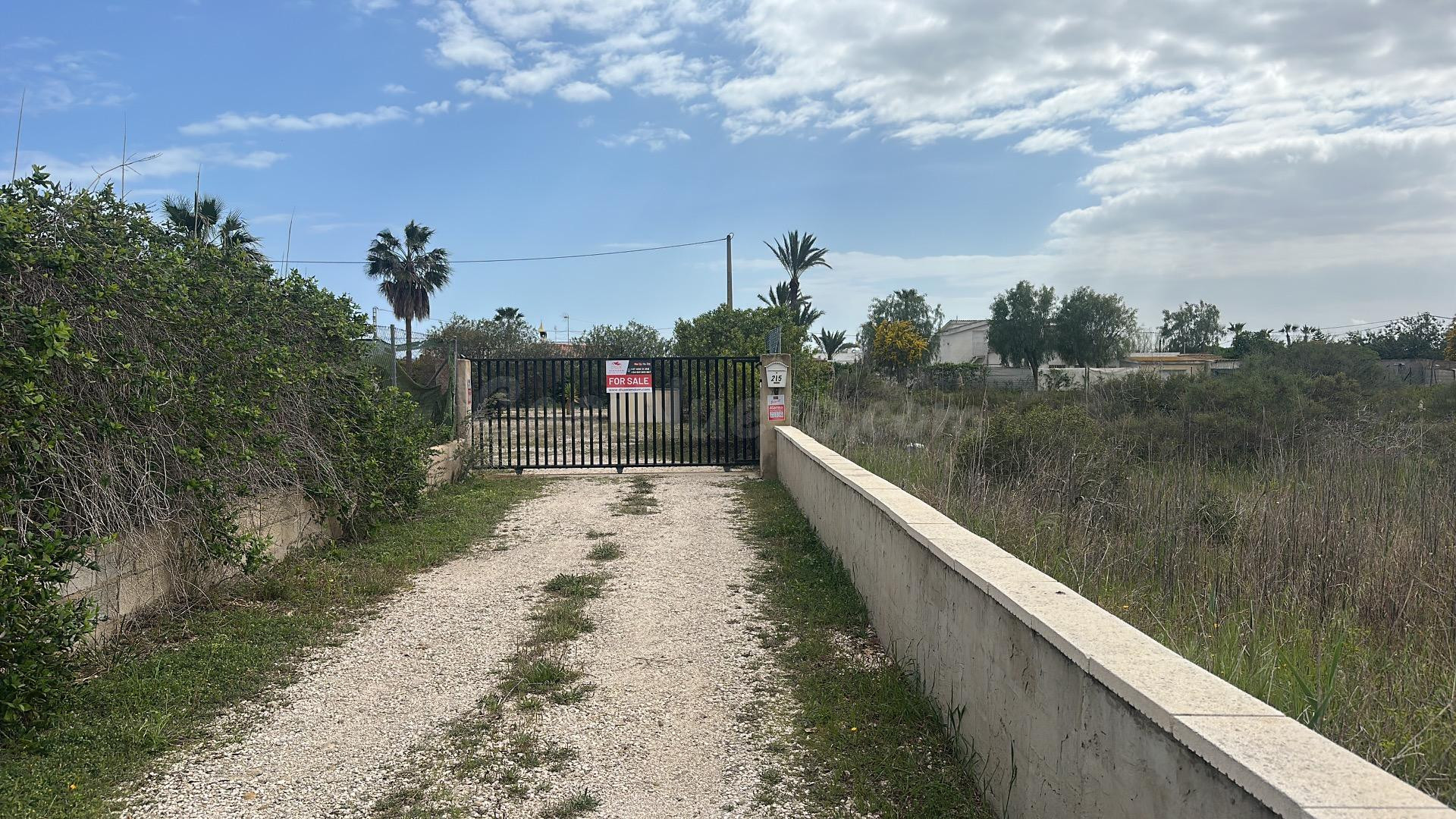 Exclusiva casa de campo con piscina privada y tres dormitorios amplios.