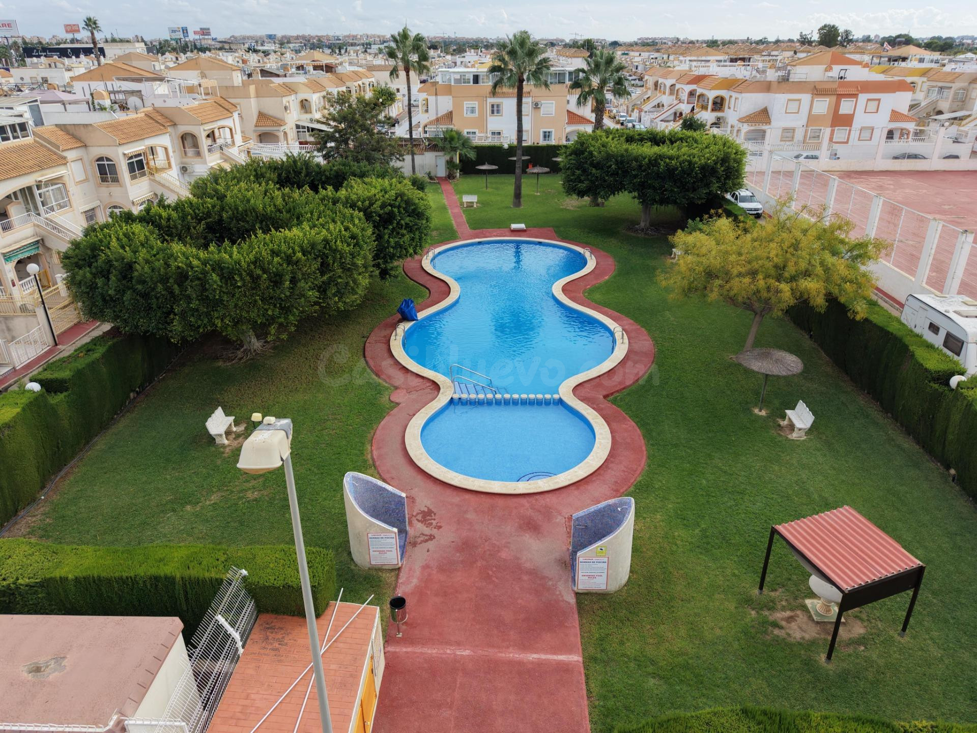 Bungalow en planta alta con solárium privado y piscina – Altos del Limonar