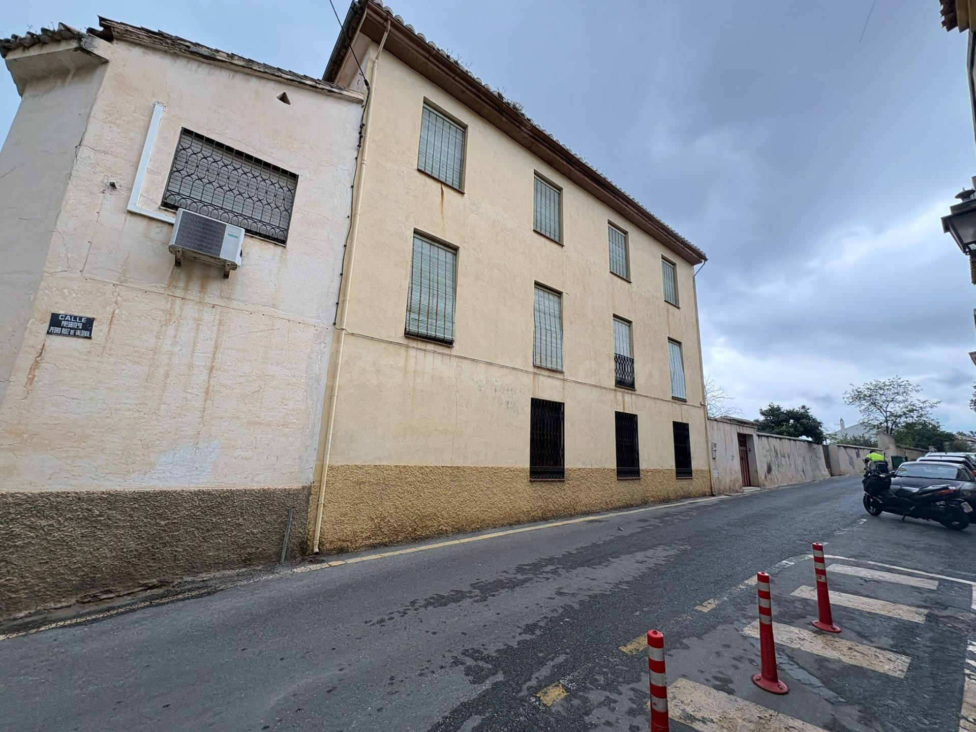 Venta solar urbano y vivienda en La Zubia