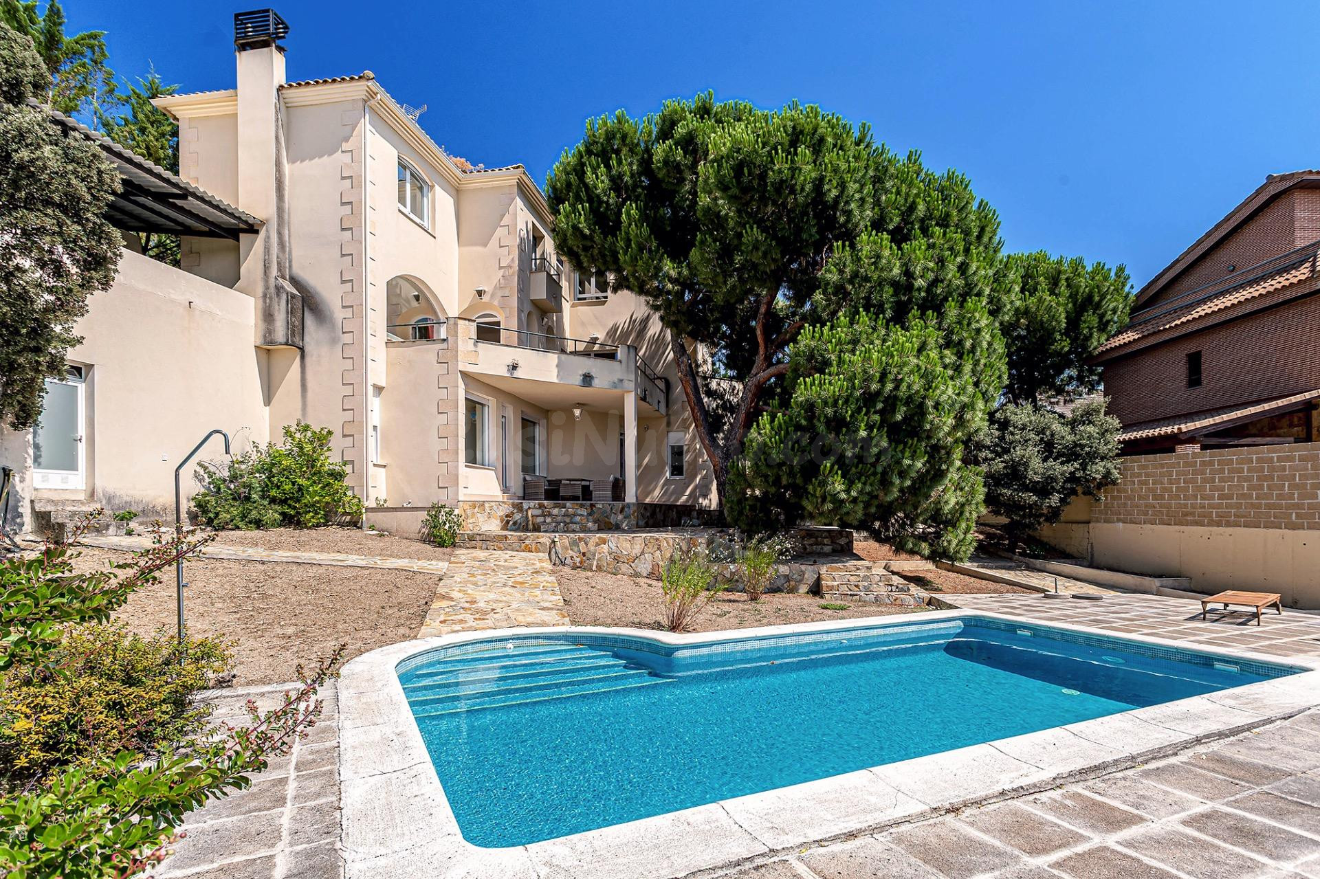 VIVIENDA DE DISEÑO CON PISCINA PRIVADA EN LA URBANIZACIÓN JARABELTRÁN, VALDEMORILLO (MADRID)