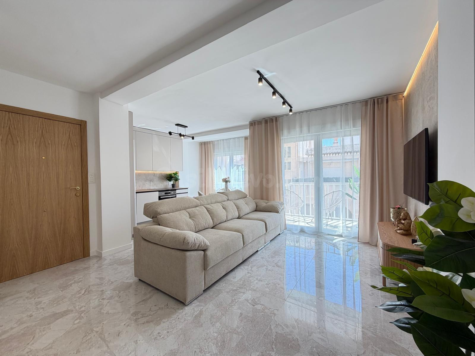 ÁTICO TOTALMENTE REFORMADO DE 3 DORM. 1 BAÑO. 92 M2. A 250 M DE LA PLAYA DEL CURA + TRASTERO