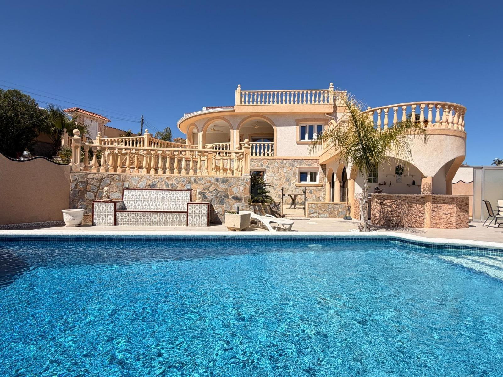 IMPRESIONANTE VILLA DE LUJO EN CIUDAD QUESADA CON PARCELA DE 921 M2, PISCINA PRIVADA, 5 DORMITORIOS Y 3 BAÑOS