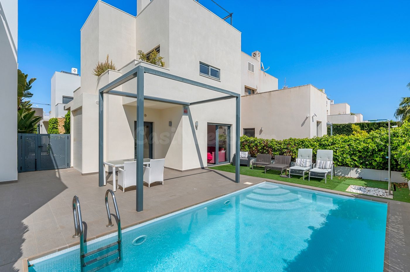 Chalet independiente con 2 dormitorios y piscina privada