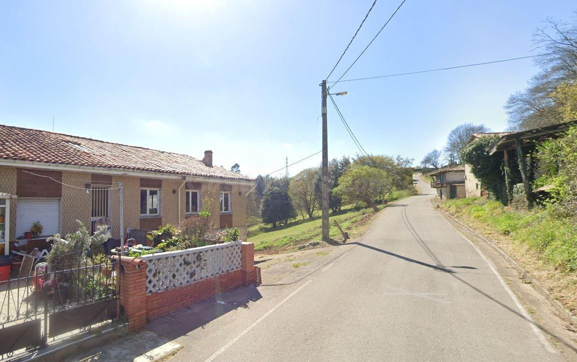 SE VENDE casa  OKUPA en C Monte 28 de Oviedo - foto 2