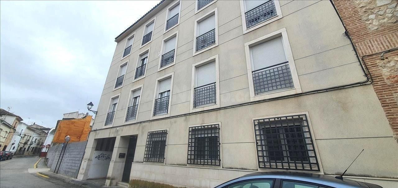 SE VENDE piso + garaje ALQUILADO en Calle Ancha S Martin OcaÑ±a (Toledo)