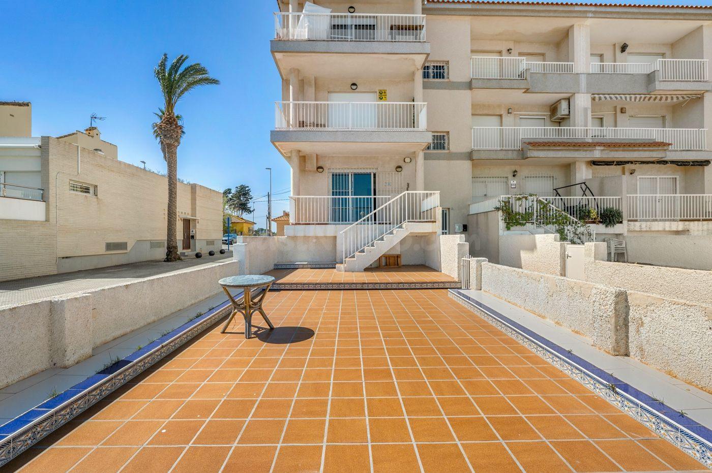 Bungalow en Primera Línea del Mar Menor con Terraza Espectacular, Garaje y Ascensor Privado