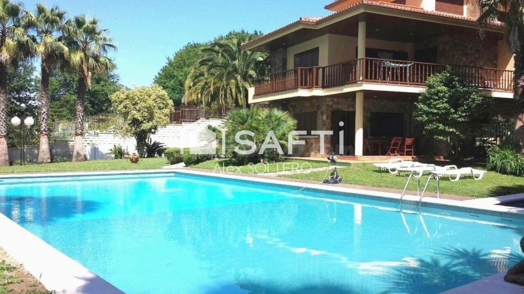 Exclusivo Chalet con finca privada y piscina