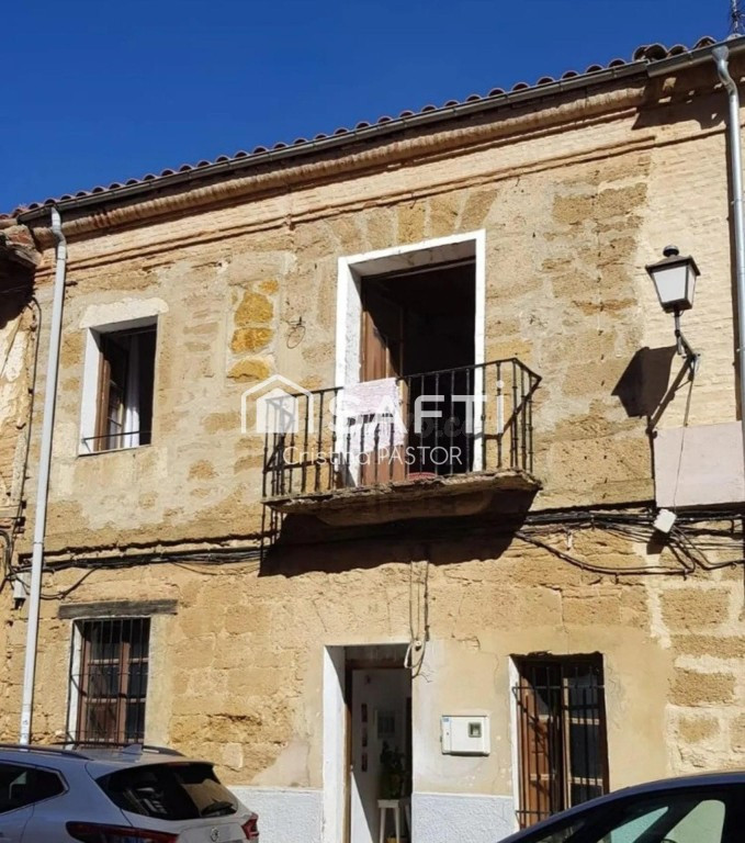 Chalet adosado de 3 plantas, con terraza y bodega