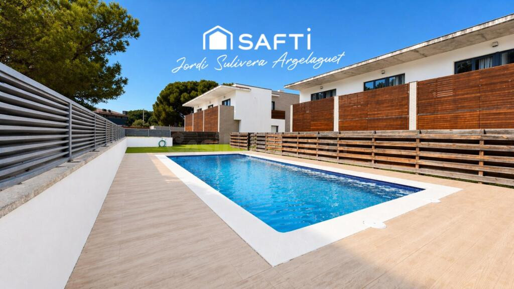 CASA ADOSADA CON JARDÍN PRIVADO, TERRAZA Y PISCINA EN L’ESCALA