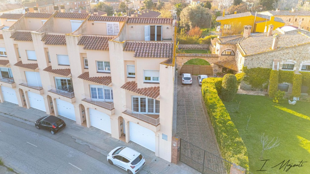 Casa pareada con jardín, terrazas y garaje doble a 5 min de  - foto 3