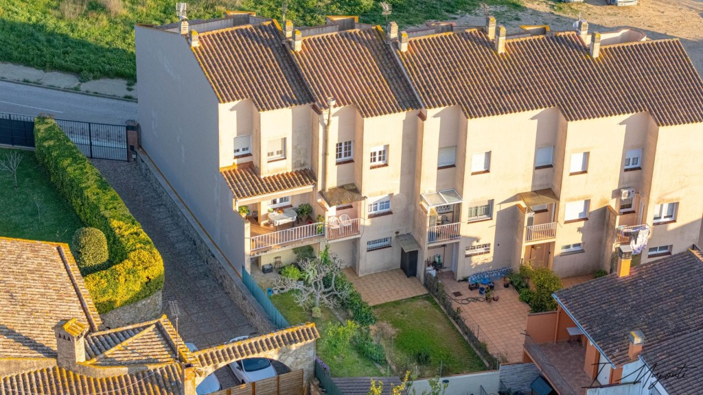 Casa pareada con jardín, terrazas y garaje doble a 5 min de  - foto 4