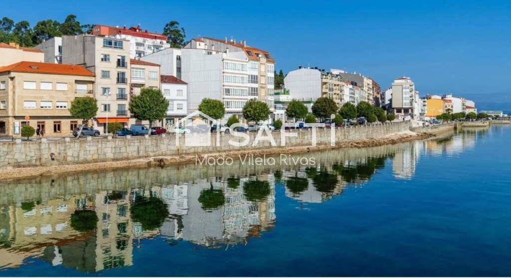 Propiedad única de casi 400m de 3 plantas con terraza y vistas al mar en el puerto de O Grove.