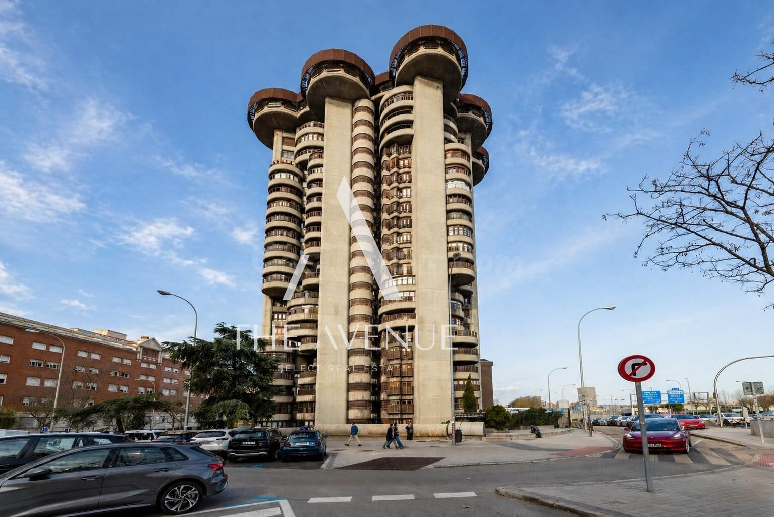 Venta de exclusiva oficina en edificio Torres Blancas