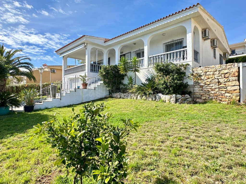 El privilegio de elegir tus vistas: Chalet con piscina, gran parcela y vistas al Castillo de Peñíscola.