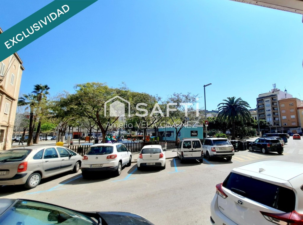 Magnífico local en la Plaza Cronista Chabret de Sagunto.