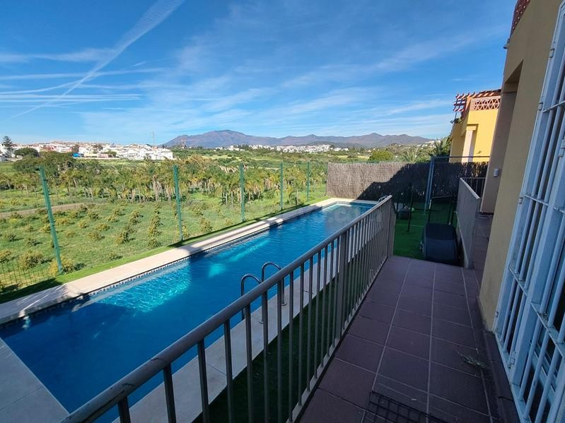 ADOSADA INDEPENDIENTE CON VISTAS PANORÁMICAS Y PISCINA PRIVADA