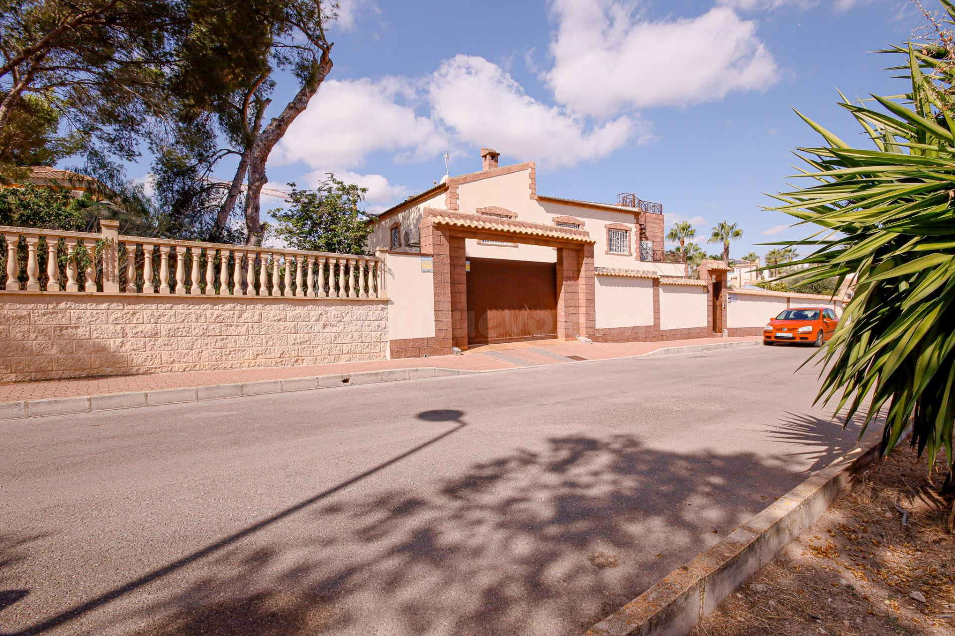 Impresionante chalet en Los Balcones de 6 dormitorios, 4 baños y 2 cocinas (Torrevieja)