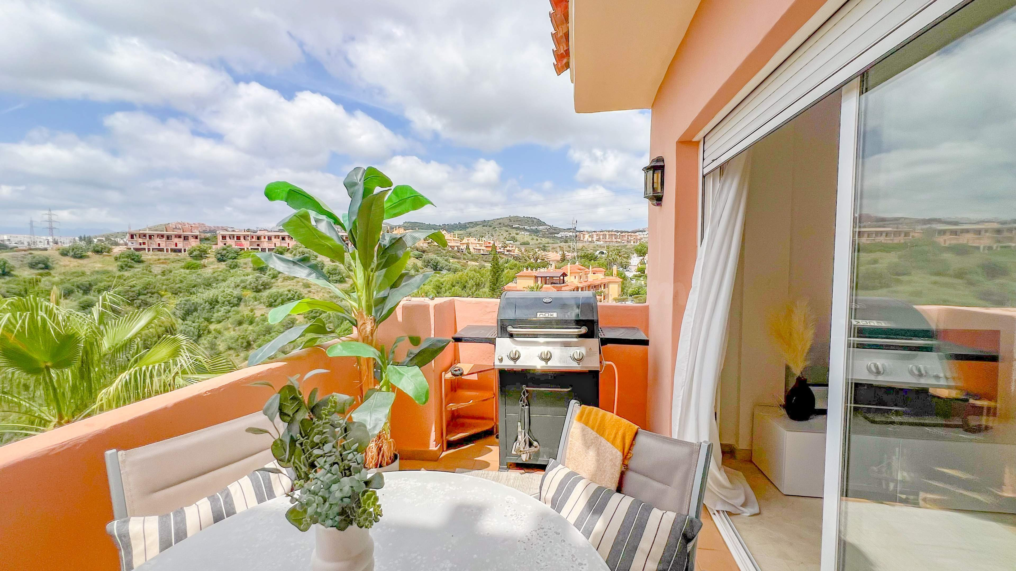 🌊 Moderno apartamento de 2 dormitorios con terraza, vistas al mar, garaje y piscina