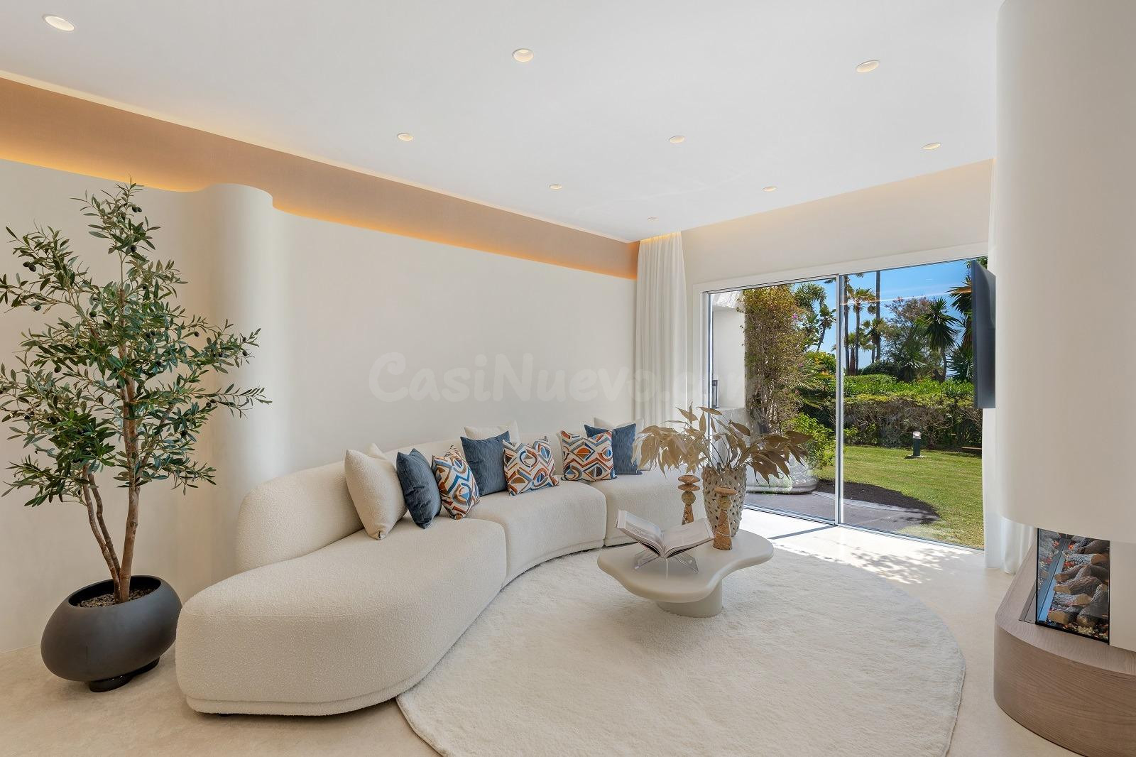 APARTAMENTO DE 3 DORMITORIOS EN PRIMERA LÍNEA DE PLAYA CON VISTAS AL MAR EN COSTALITA, ESTEPONA