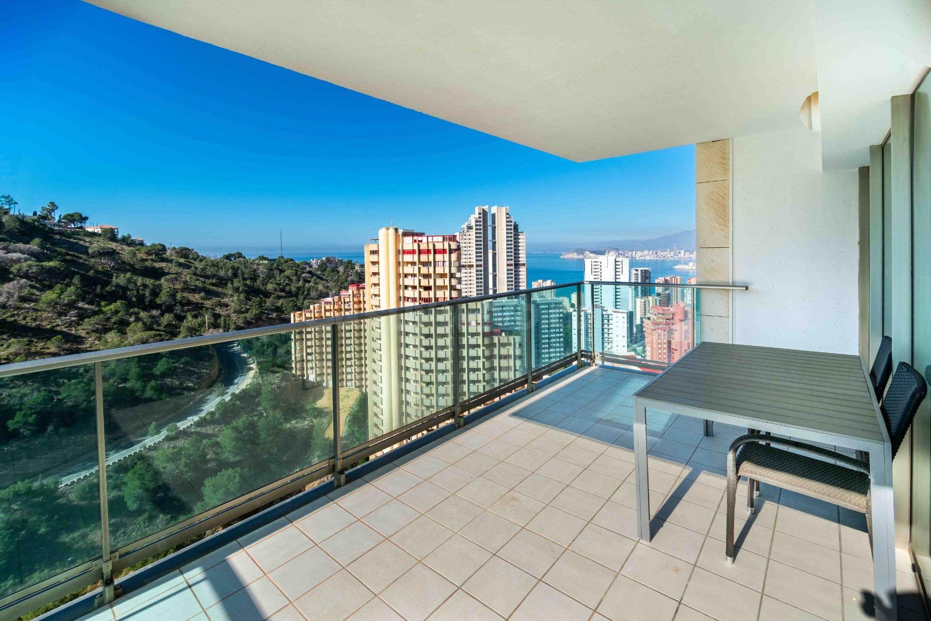 Apartamento de esquina, 2 dormitorios, vistas al mar y garaje en el exclusivo complejo Torre Lúgano