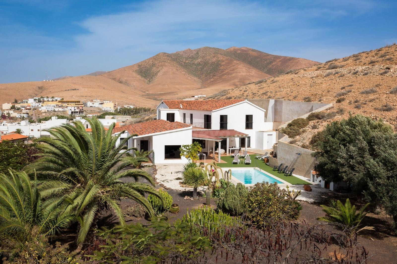 VILLA DE LUJO EN PARCELA DE 42.000 m2 EN PÁJARA – 5 DORMITORIOS EN SUITE, PISCINA, MÁXIMA PRIVACIDAD Y VISTAS ABIERTAS A LAS MONTAÑAS (FUERTEVENTURA)