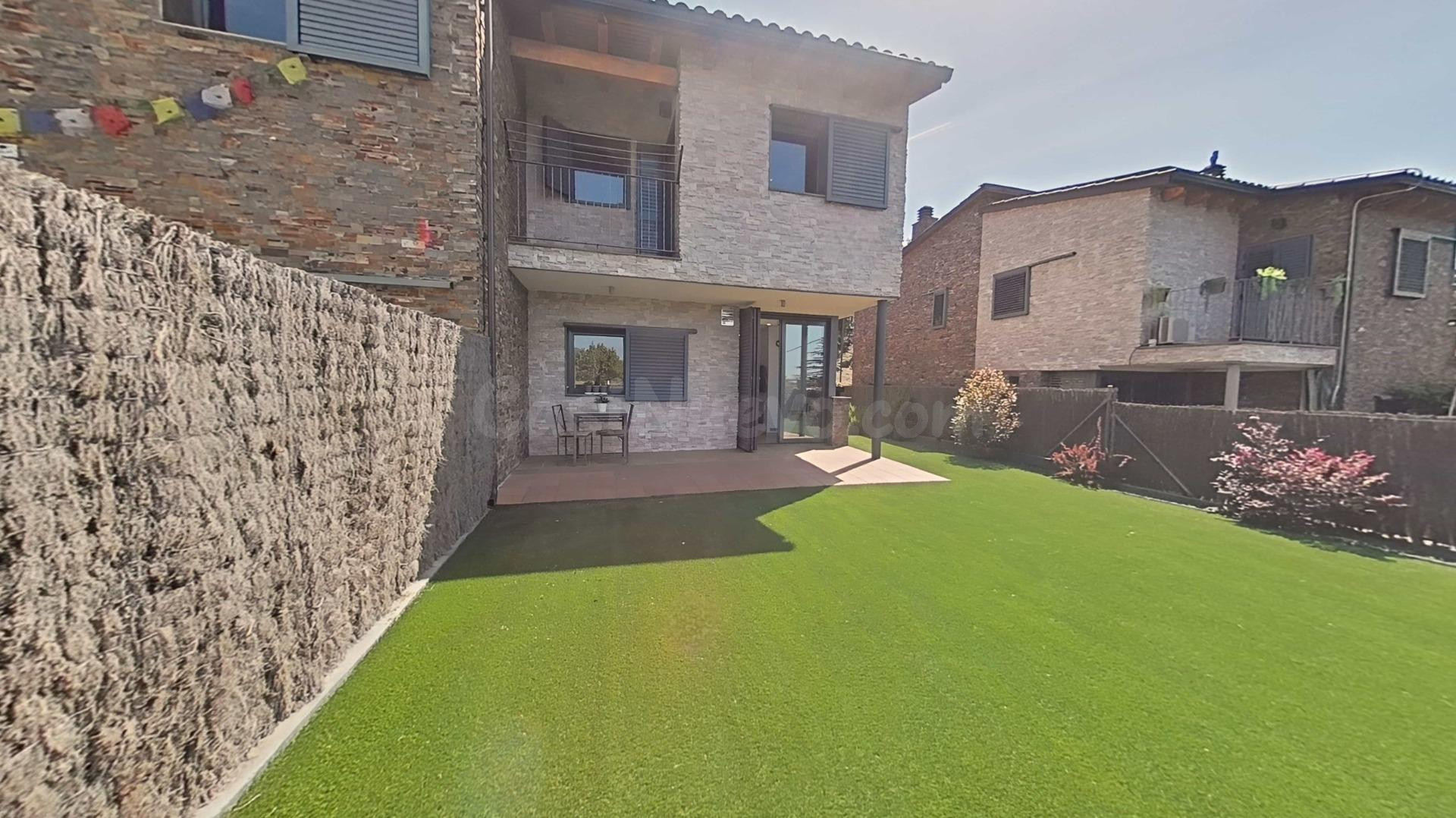 Casa amb façana de pedra als peus del Montseny amb jardí, piscina i vistes espectaculars