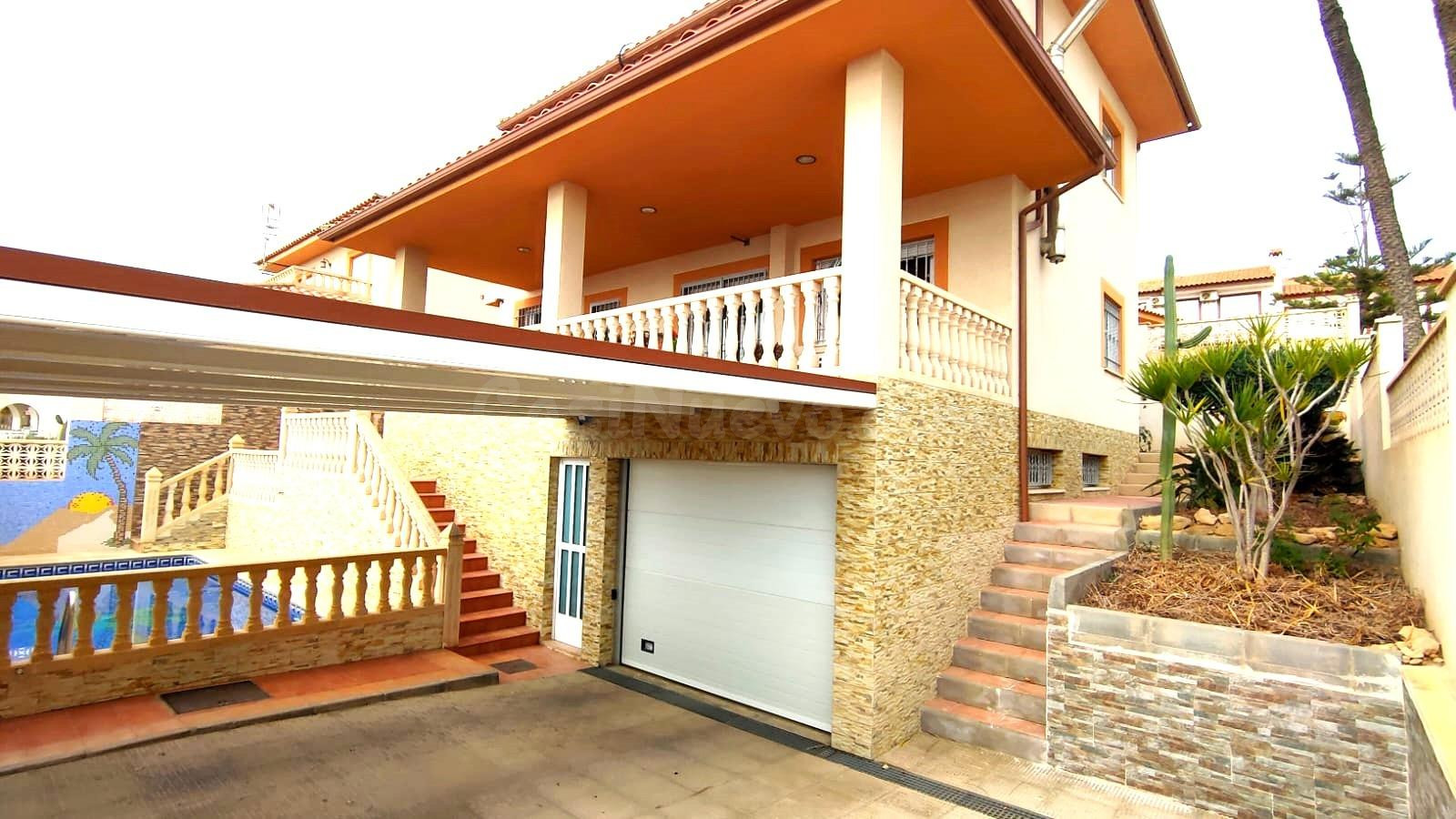 Villa independiente con piscina privada en excelente zona de San Juan de los Terreros