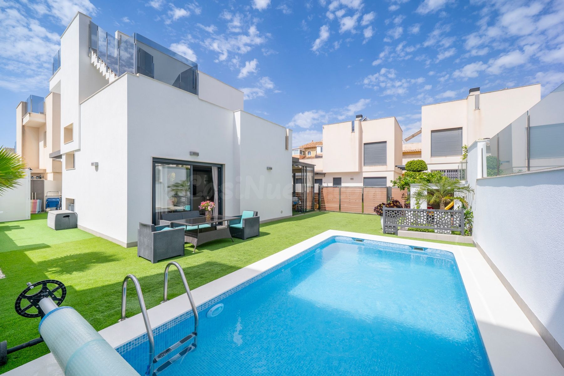 Chalet independiente con piscina privada y amplios espacios exteriores en Torrevieja