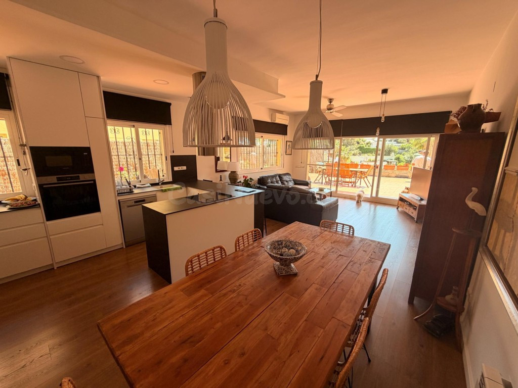 Chalet con parking, varias terrazas y piscina