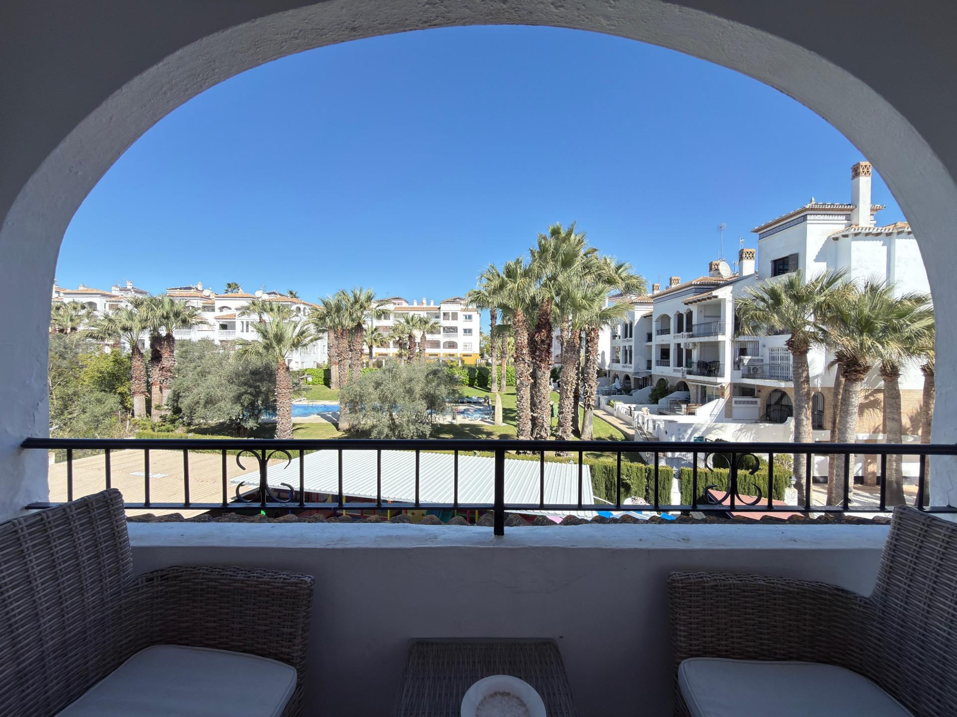 Luminoso apartamento esquinero de 2 dormitorios en Villamartín Plaza – Orihuela Costa