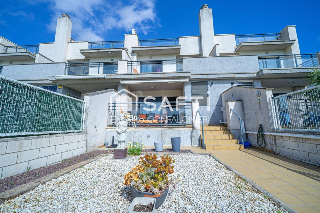 Excelente casa adosada en urbanizacion Panoramica golf