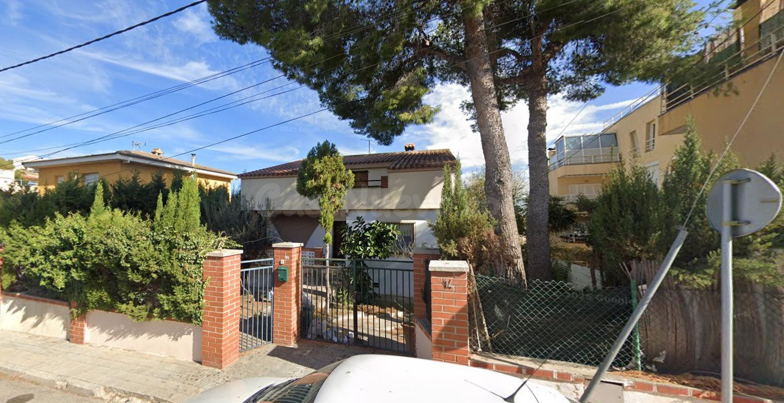 Se vende casa OKUPADA en Carrer Pinar (Segur de Calafell).