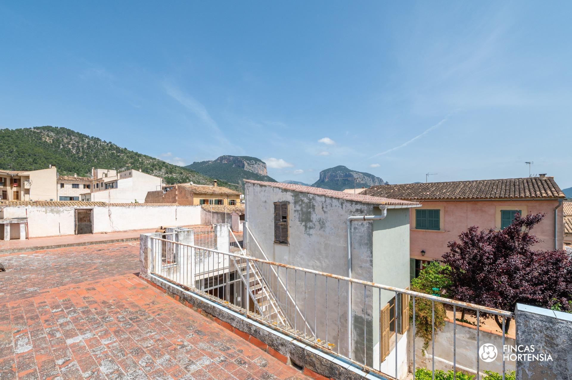 Casa muy soleada con vistas a las montañas