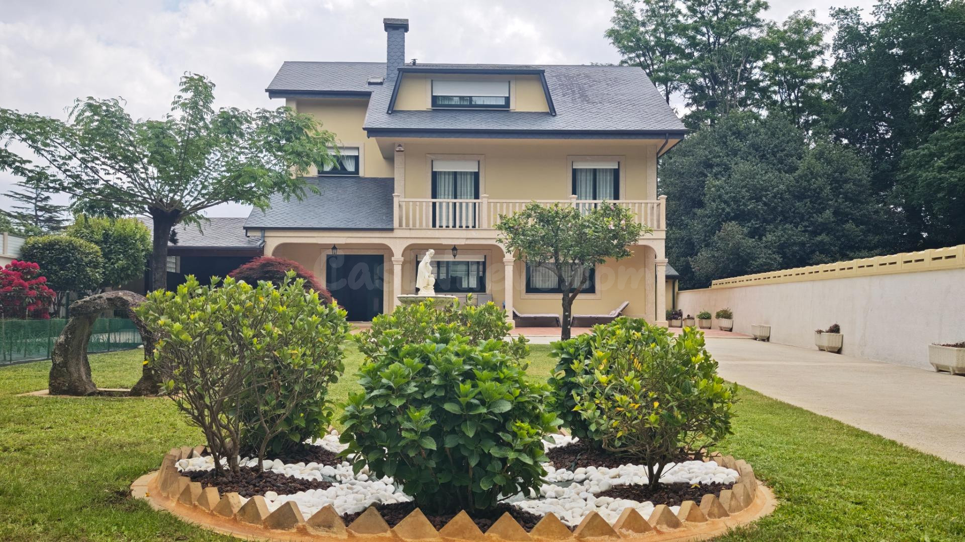 Impresionante Casa con Jardín, lista para entrar a vivir, en Bertamirans.