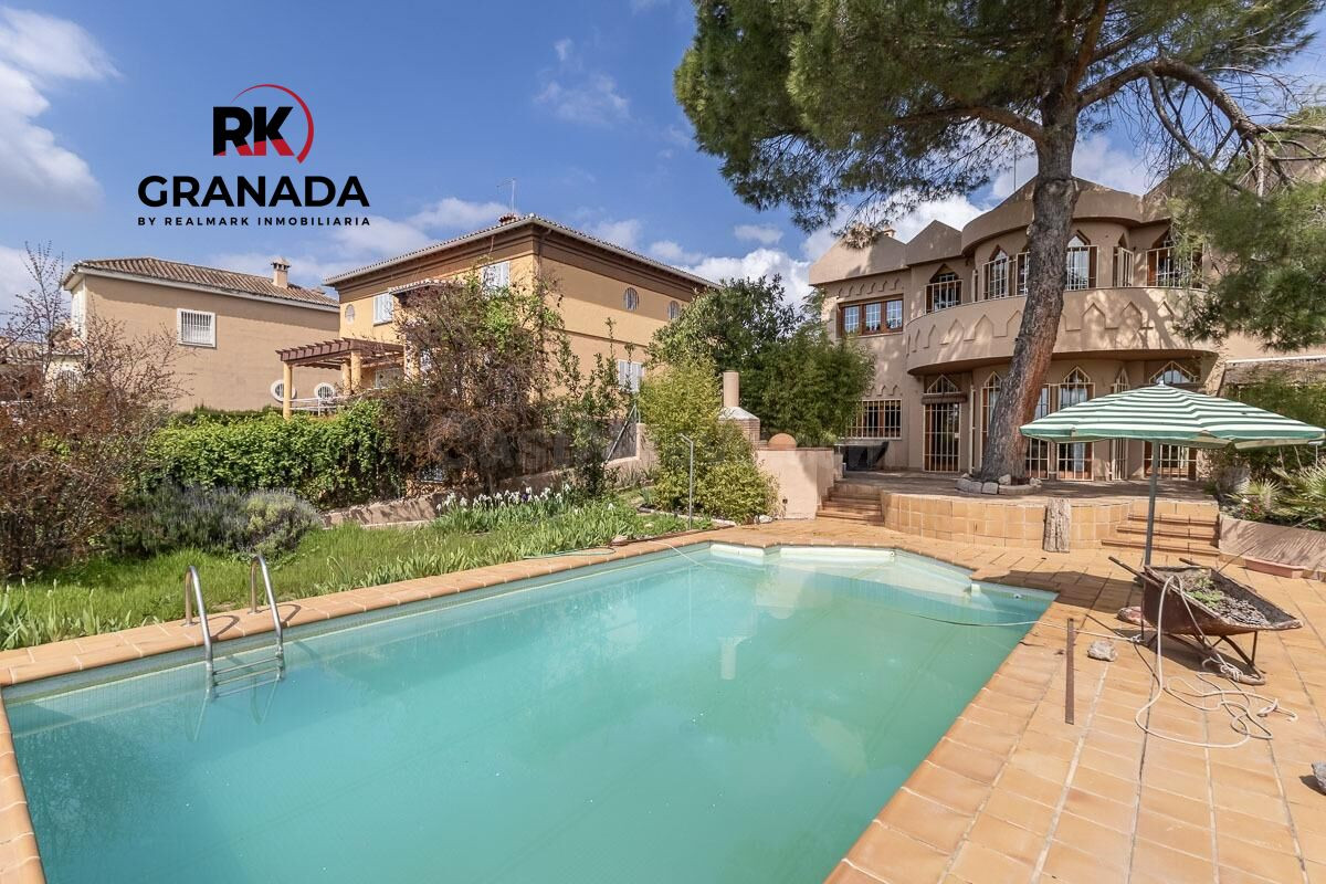 Espectacular casa independiente con piscina y grandes vistas en Monteluz (Peligros)