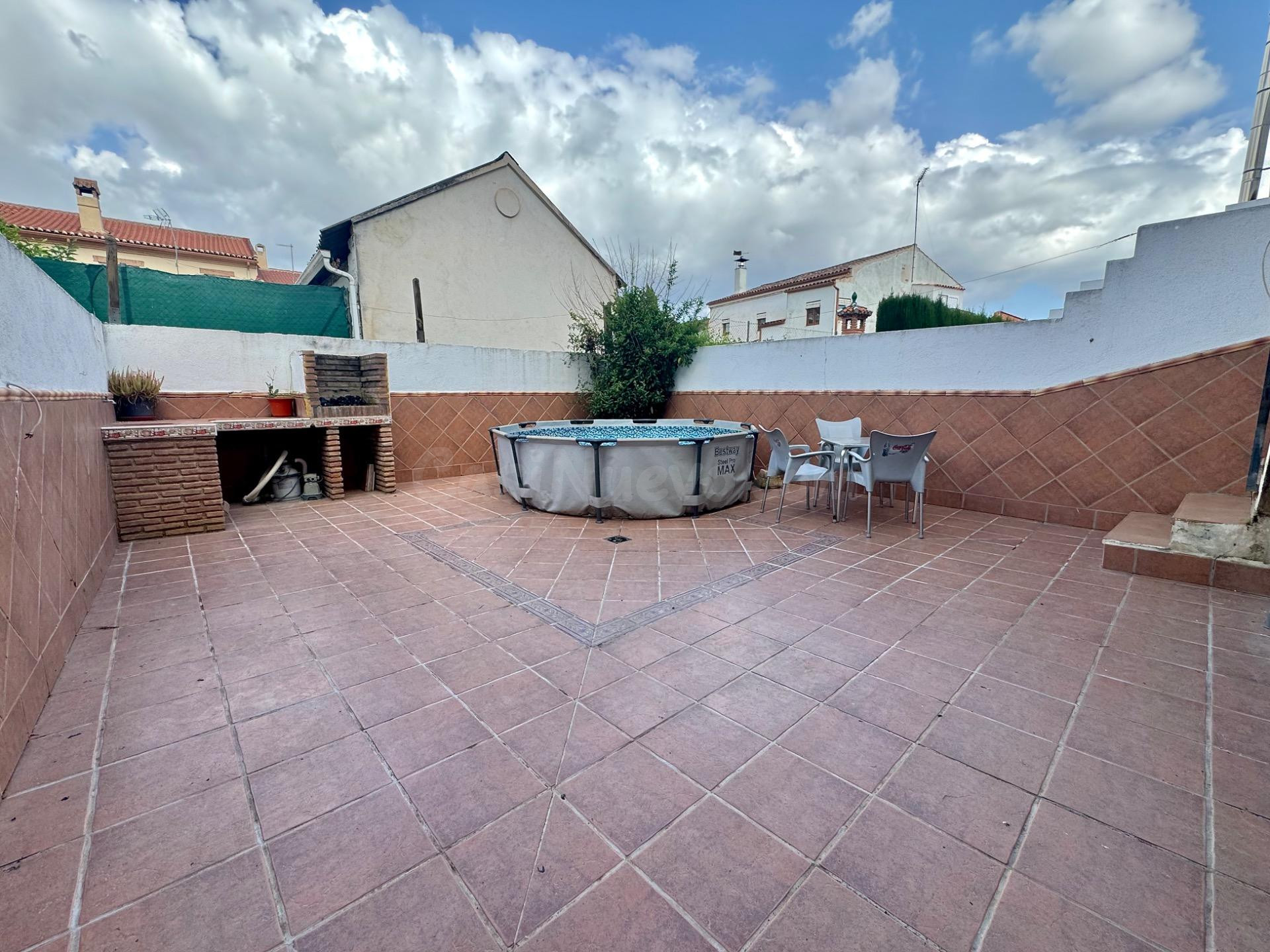 Amplia casa adosada con gran patio y sótano con chimenea en Belicena
