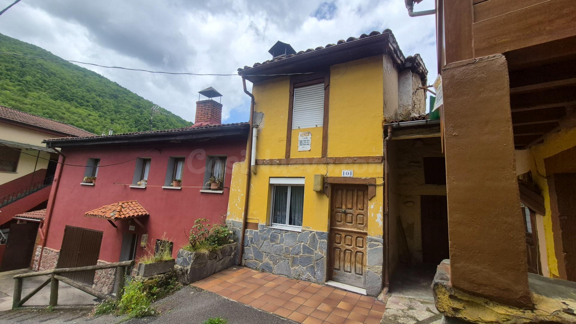 CASA TRADICIONAL CON BUHARDILLA Y ALMACEN ANEXO EN FELECHOSA DE ARRIBA