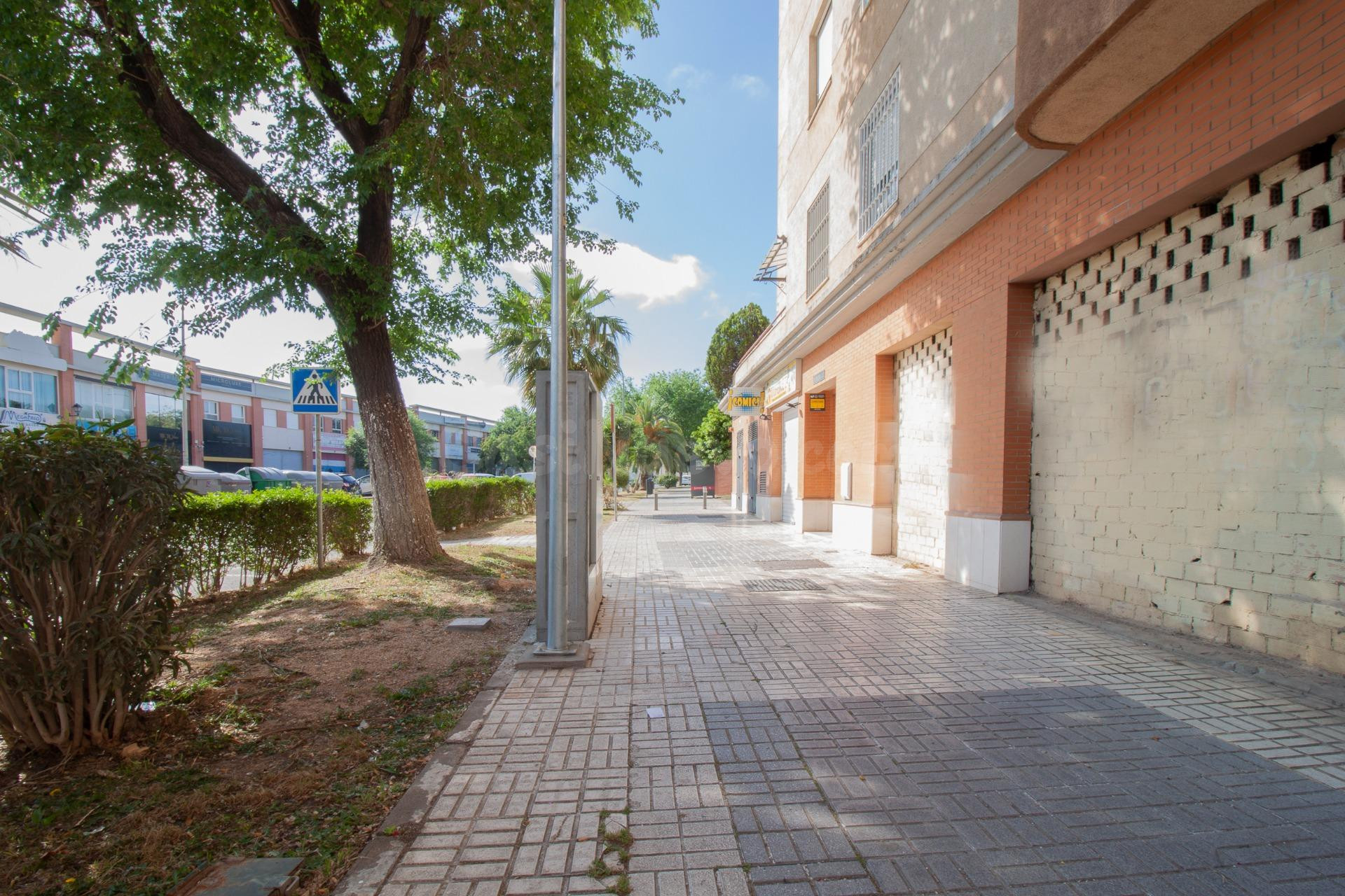 LOCAL COMERCIAL MUY BIEN UBICADO, JUNTO AL PALACIO DE CONGRESOS FIBES Y A POCOS METROS DE LA AUTOVIA  A-4. MUY LUMINOSO EXTERIOR A DOS CALLES.