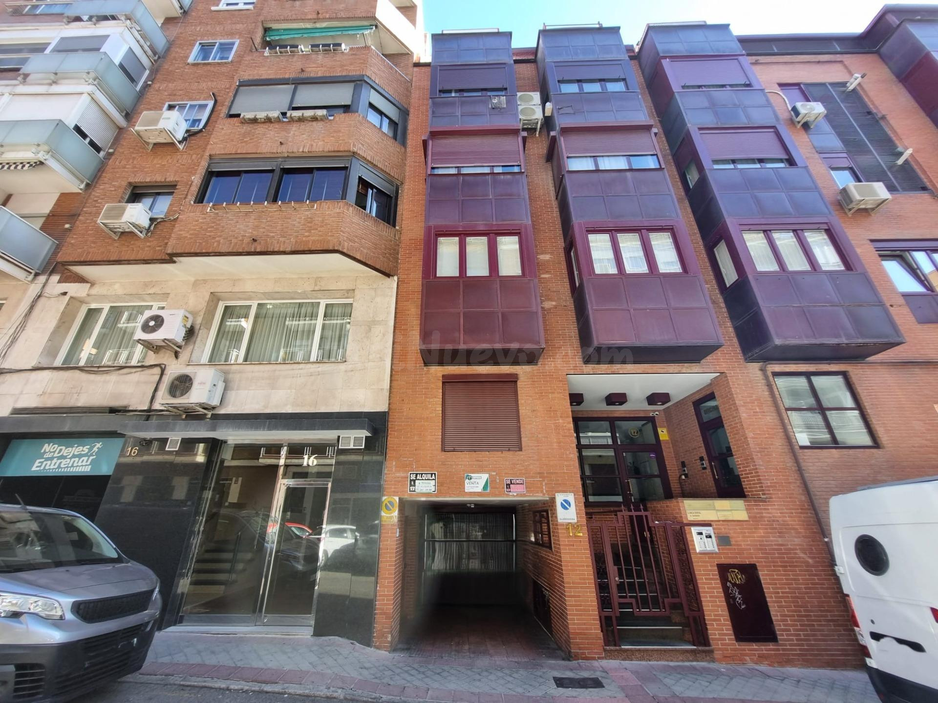 Plaza para coche mediano