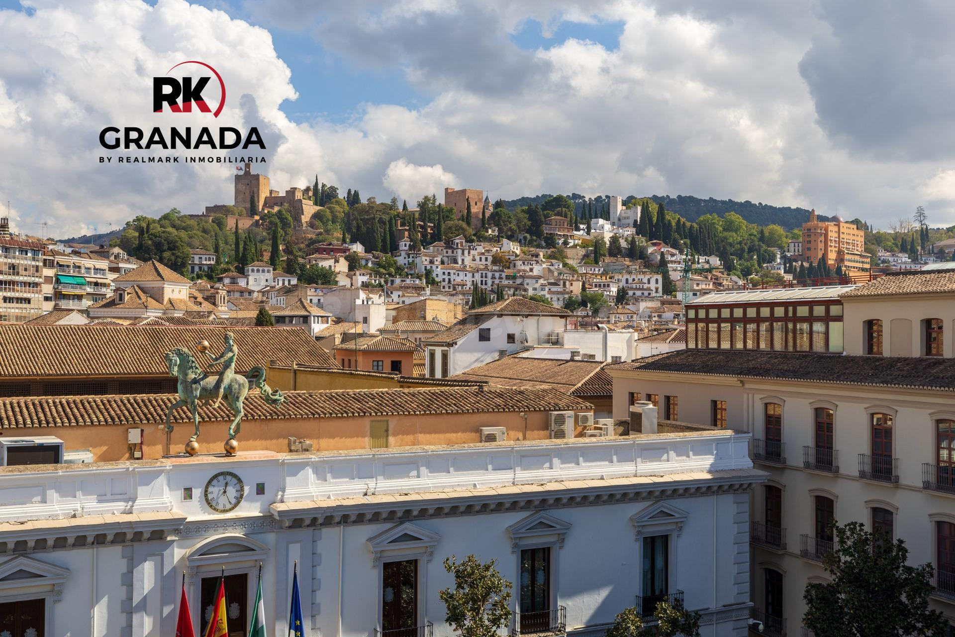 GRAN PISO EN PLAZA DEL CARMEN FRENTE AL AYUNTAMIENTO.
