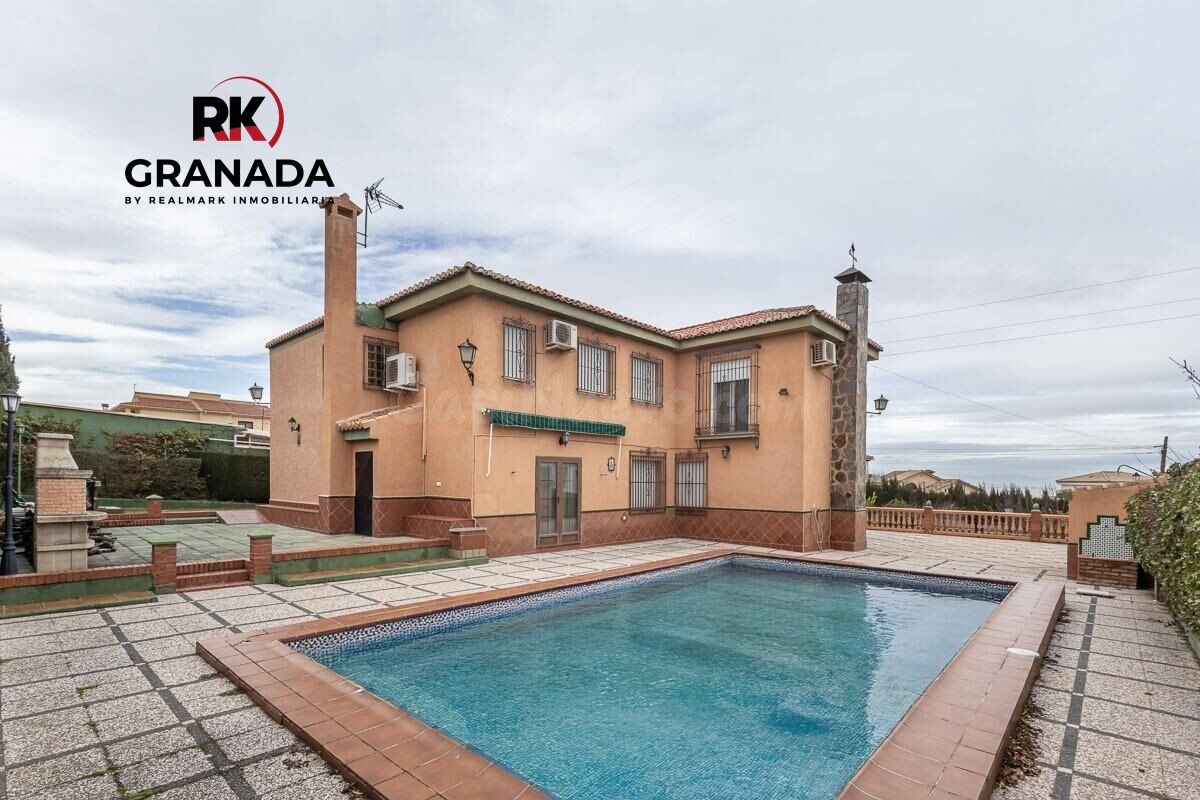 Chalet con piscina y gran parcela en la urbanización Molino Alto de Otura.
