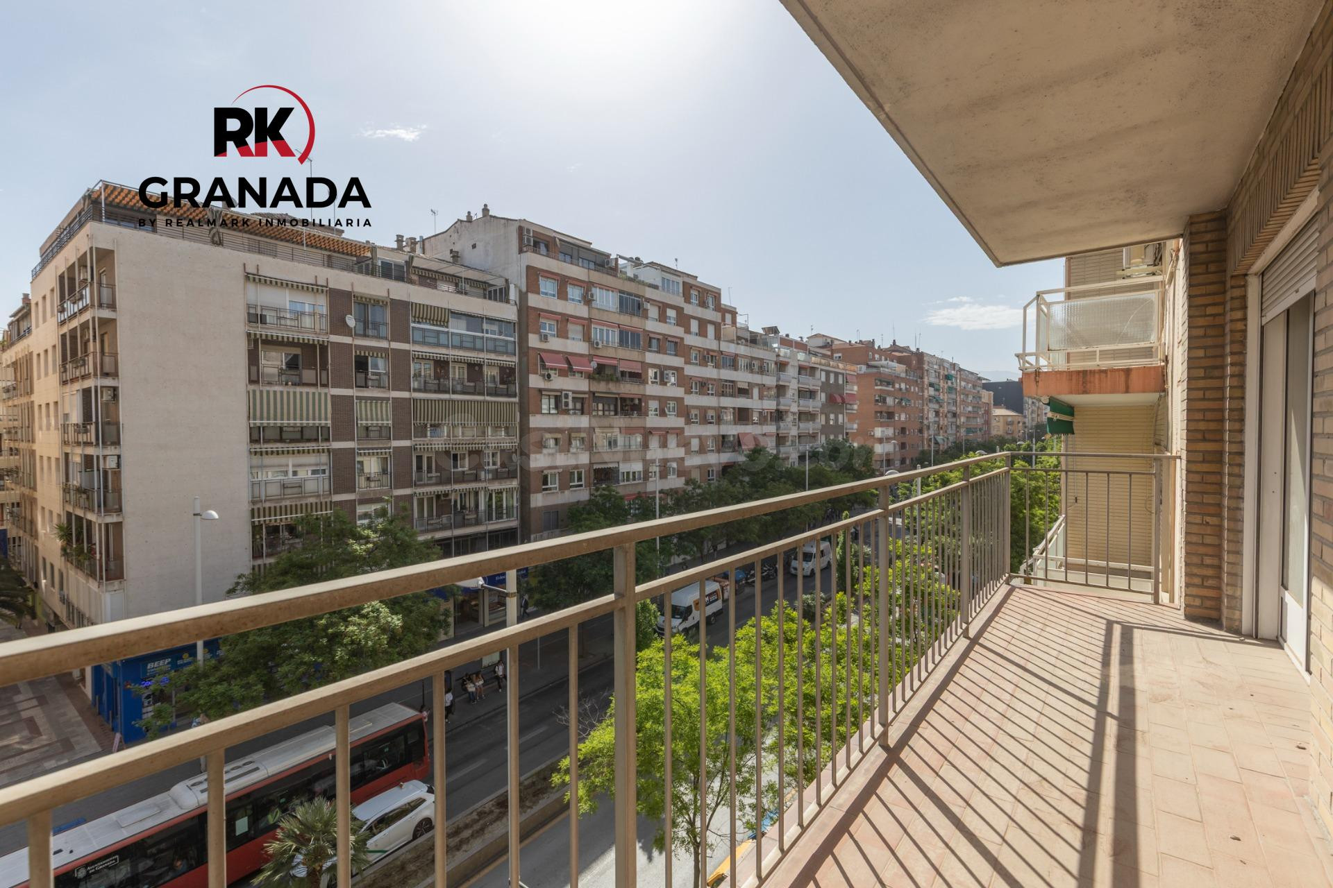 Piso con terraza y gran potencial junto a Camino de Ronda