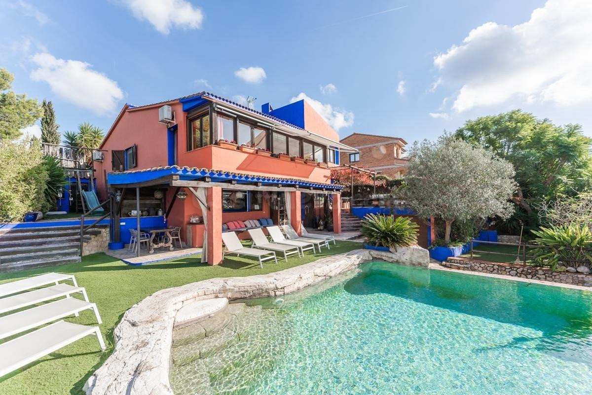 VILLA ÚNICA CON 7 DORMITORIOS, PISCINA DE ROCA Y ANEXOS EN PINEDA PARK, SANT PERE DE RIBES. - ¡¡CUENTA CON LICENCIA TURISTICA ACTIVA CON GRAN RENDIMIENTO!!