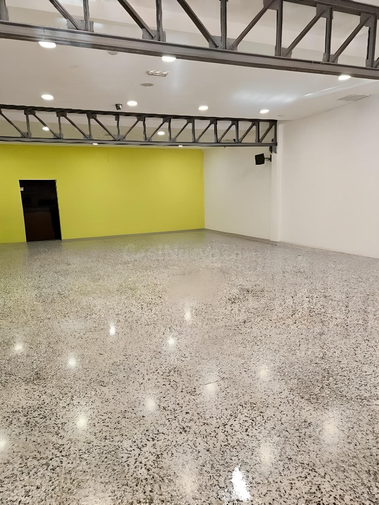 Amplio Local Comercial en Monovar - Oportunidad de Inversión
