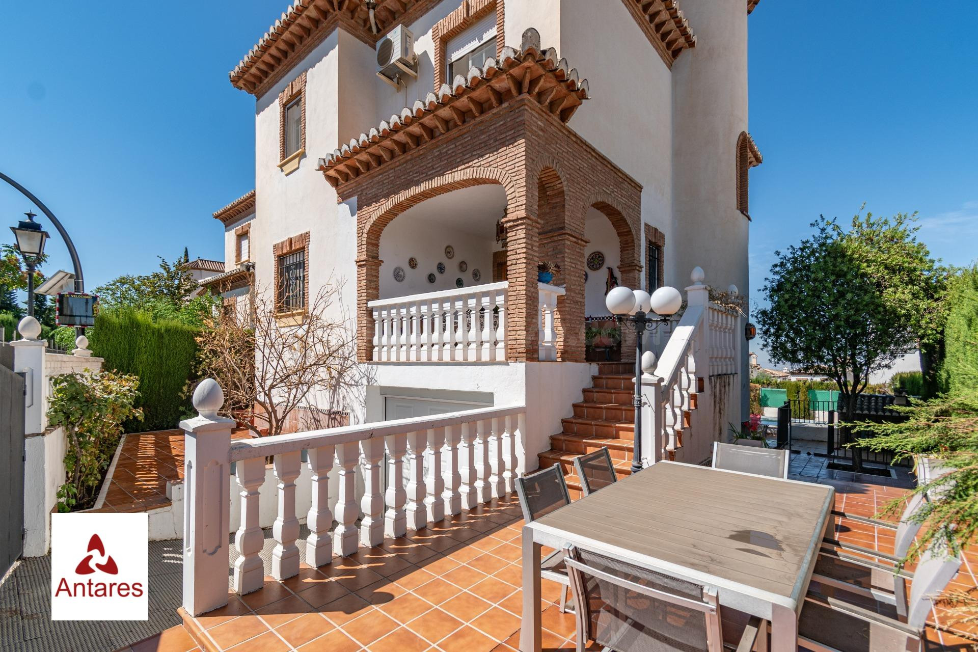 Impresionante Chalet en La Zubia Piscina y Espacios Amplios