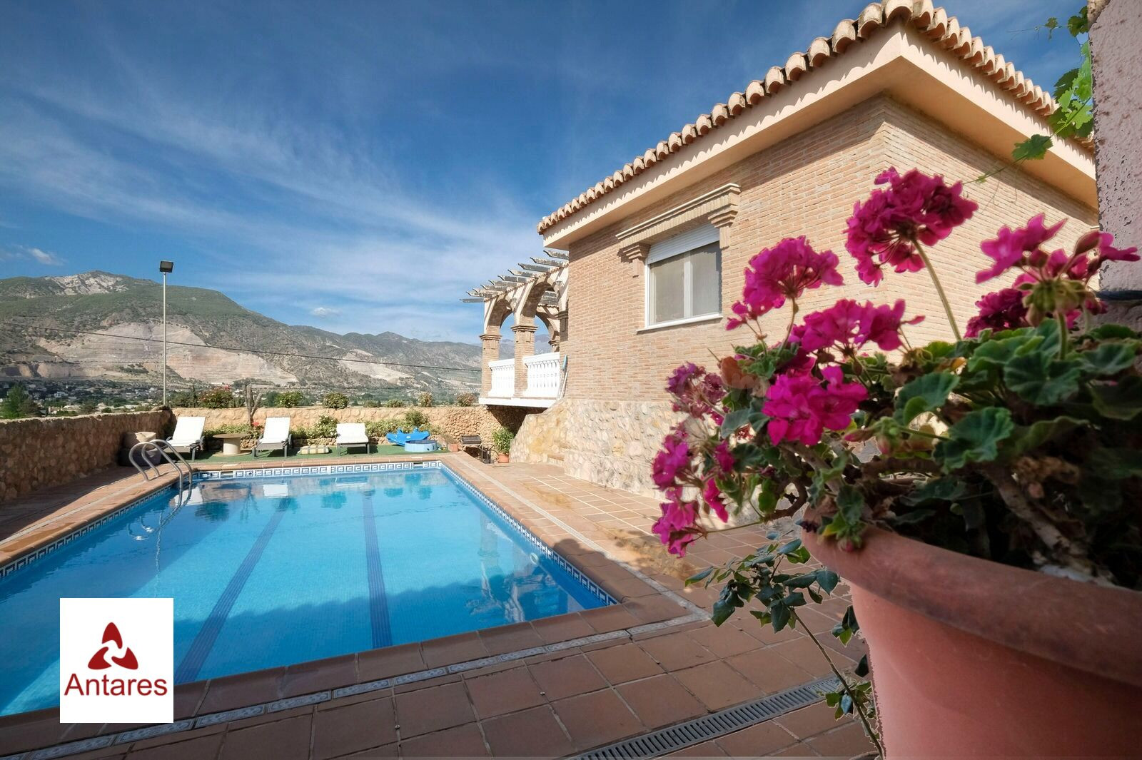 Espectacular cortijo con encanto, piscina y vistas a Sierra Nevada en Padul